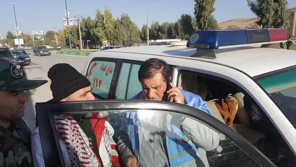 صبح روز دوم زلزله. نجار رئیس ستاد بحران کشور پشت تلفن به کسی می&zwnj;گوید چرا امکانات اول شهر تمام می&zwnj;شود. حتی خانواده&zwnj; کسانی که آسیب جانی دیده&zwnj;اند از کمترین امکانات برخوردارند با کمترین اعتراض. اما برخی که کمترین آسیب را دیده&zwnj;اند دنبال امکاناتند.