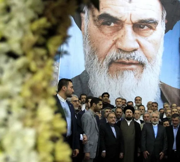 محمدجواد ظریف، وزیر و معاونین امورخارجه، سفیران و رؤسای نمایندگی&zwnj;های جمهوری اسلامی ایران با حضور در حرم مطهر بنیانگذار جمهوری اسلامی ایران، به مقام شامخ امام راحل ادای احترام و با حجت الاسلام و المسلمین سید حسن خمینی دیدار و گفت&zwnj;وگو کردند. /IRNA