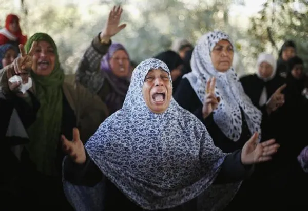 بستگان یک فلسطینی ۲۲ ساله کشته شده در بیت حنون در شمال نوار غزه به دست اشغالگران رژیم صهیونیستی REUTERS/Suhaib Salem