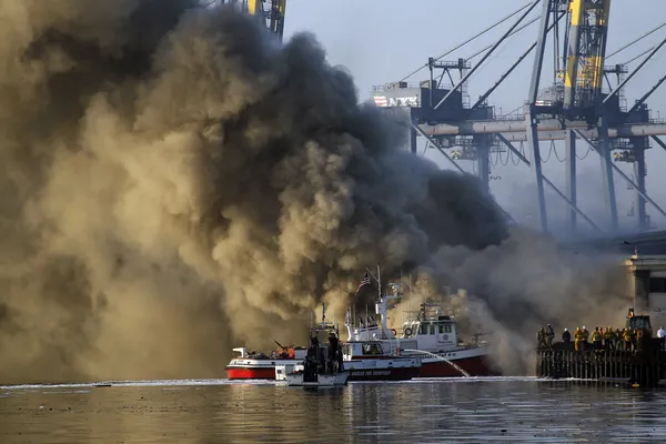 عملیات اطفای حریق در بندر لس آنجلس؛&zwnj; آتش&zwnj;سوزی در اسکله بندر لس&zwnj;آنجلس&zwnj; به تخلیه این اسکله منجر شد. در پی وقوع آتش سوزی در بارانداز اسکله لس آنجلس آمریکا هشتصد تن از افراد شاغل در این اسکله تخلیه شدند. وقوع آتش&zwnj;سوزی در اسکله لس&zwnj;آنجلس همچنین باعث شد، قایق&zwnj;&zwnj;ها و کشتی&zwnj;ها از این اسکله دور شوند./AP