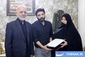 عکس: ابلاغ سلام رهبر انقلاب به خانواده سپهبد شهید موسوی