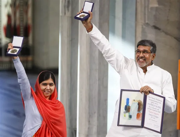 ملاله یوسف&zwnj;زی ۱۷ سال دارد و فعال حقوق کودکان و عضو کمپین تحصیل دختران پاکستانی است. در اکتبر ۲۰۱۲ ستیزه&zwnj;جویان طالبان او را در راه بازگشت از مدرسه ترور کردند. این ترور نافرجام با واکنش&zwnj;های شدید جهانی روبرو شد./AP
