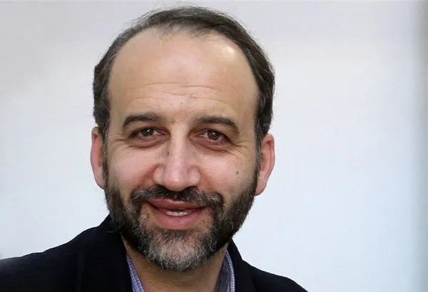 حضرت آیت الله خامنه&zwnj;ای طی حکمی با تقدیر از تلاش&zwnj;های خستگی&zwnj;ناپذیر و دلسوزانهٔ مهندس عزت الله ضرغامی، آقای محمّد سرافراز را برای یک دورهٔ پنج ساله به ریاست سازمان صدا وسیما جمهوری ایران منصوب کردند. / Leader O. W
