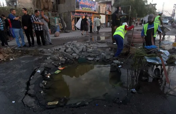صحنه یکی از محله&zwnj;های انفجاری اخیر به شهرک شیعه&zwnj;نشین صدر در بغداد.همزمان با برگزاری مراسم عاشورا از سوی شیعیان در کشورهای مختلف، روز دوشنبه، ۱۲ آبان، حمله به شیعیان در عربستان سعودی ۵ کشته، در نیجریه ۳۲ کشته، و در عراق دست&zwnj;کم ۱۰ کشته برجای گذاشت.افراد مسلح نقابدار عصر دوشنبه در منطقه شیعه&zwnj;نشین شرق عربستان به روی گروهی که در حال انجام مراسم عاشورا بودند آتش گشودند./AFP
