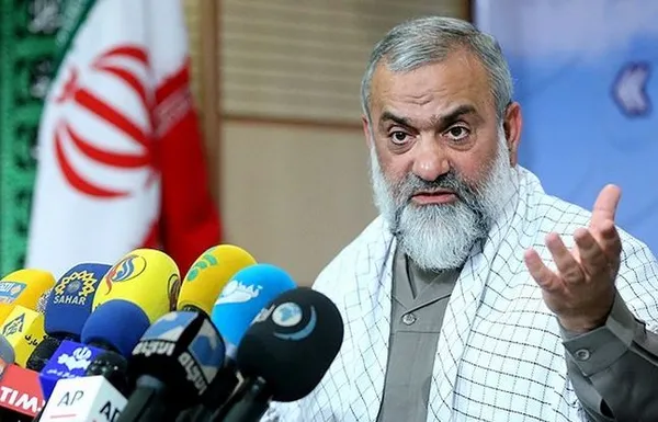 سردار محمدرضا نقدی، رئیس سازمان بسیج مستضعفین صبح دوشنبه در نشستی خبری که در آستانه آغاز هفته بسیج برگزار شد، طی سخنانی، وضعیت امروز بسیج را در اوج اقتدار و شکوفایی و در بهترین شرایط تاریخ خود عنوان کرد، گفت: بسیج با ۲۲ میلیون عضو تشکیلاتی و ۲هزار گردان رزمی، پا در رکاب نظام است. وی در بخش دیگری از سخنان خود اظهار داشت: میلیون&zwnj;ها بسیجی در ایران آماده اعزام به سوریه و غزه هستند و به ما مراجعه می&zwnj;کنند. /FNA
