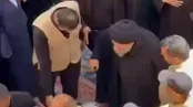 لحظات ورود آیت الله حکیم برای اقامه نماز بر پیکر رهبر شهید