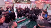 لحظه رسیدن پیکر خانواده رهبر شهید کنار ضریح سیدالشهدا
