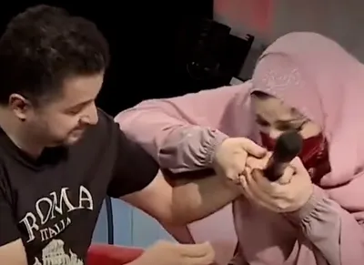 رفتار بحث برانگیز یک زن با همسرش در تلویزیون
