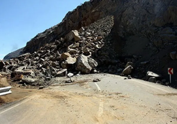 بر اثر ریزش کوه، راه ارتباطی ۱۱ روستا با مرکز شهرستان اردل قطع شد