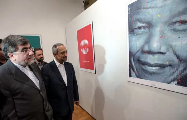 نمایشگاه بین&zwnj;المللی پوستر &laquo;جهان عاری از خشونت&raquo; عصر روز جمعه با حضور علی جنتی وزیر فرهنگ و ارشاد اسلامی و محمد نهاوندیان رئیس دفتر ریاست محترم جمهوری در فرهنگسرای نیاوران افتتاح شد. در این نمایشگاه آثار هنرمندان طراح گرافیک ایران و کشورهای ایتالیا، فرانسه، فنلاند، لهستان، صربستان، چین، اوکراین، بلاروس، ترکیه، مکزیک، کره جنوبی، روسیه، اکوادور، عراق، تایوان و ماکائو به نمایش گذاشته شده است. /IRNA