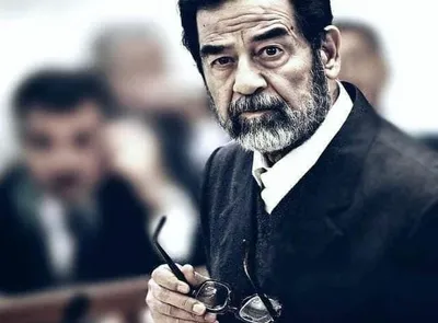 پوپولیسم دیدنی صدام حسین در جلسات دادگاه
