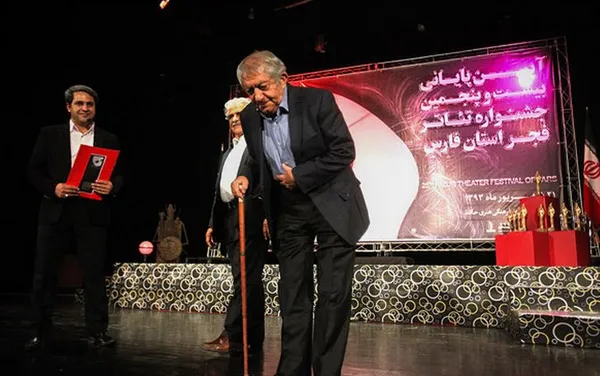 جشنواره تئاتر فارس شامگاه جمعه با معرفی نفرات برتر به کار خود پایان داد.استاد انتظامی در حاشیه این مراسم./MNA
