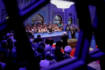 عکس: غبارروبی مزار شهدای حرم مطهر رضوی