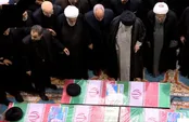 تصویری از وداع رهبر انقلاب با پیکر شهیدان خدمت