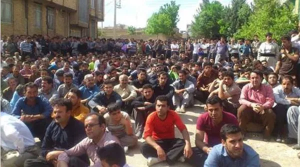 تجمع اهالی روانسر مقابل منزل اولیای دم
