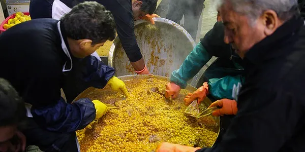 تهیه و طبخ نذری نهار تاسوعا در بازار تهران./TASNIM
