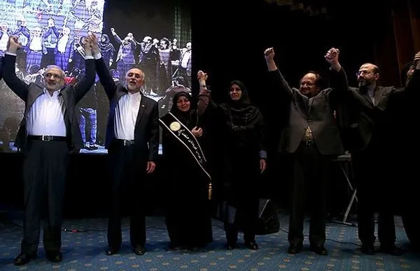 دهمین جشنواره ملی قهرمانان صنعت و اقتصاد ایران شامگاه شنبه با حضور محمد شریعتمداری معاون اجرایی رییس&zwnj;جمهور و علی&zwnj;اکبر صالحی رئیس سازمان انرژی اتمی در سالن همایش های صدا و سیما برگزار شد./FNA
