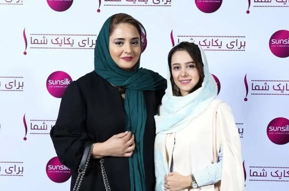 عکس: ژست عجیب الناز حبیبی در آغوش نرگس محمدی!