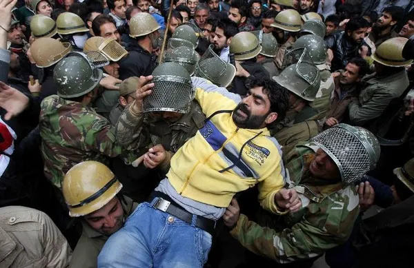 ده&zwnj;ها دانشجوی کشمیری به خاطر تشویق تیم ملی کریکت پاکستان از دانشگاه اخراج شدند، در سرینگر مردم در اعتراض به این حرکت نژاد&zwnj;پرستانه تظاهرات کردند. /شینهوا
