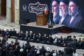 عکس: پزشکیان در مراسم شب عاشورا در حرم امام خمینی
