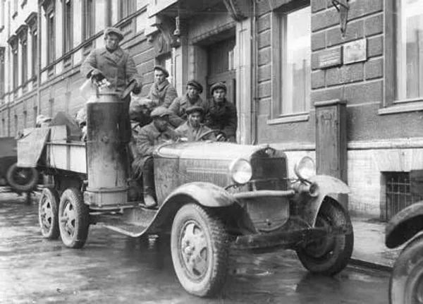 اتومبیل چوب سوز، 1931
طراحان علاقمند دهه 30، در آن دهه اتحادیه جماهیر شوروی با کمبود منابع نفتی روبرو بود. تمام ذخیره نفتی کشور در حوضه نفتی قفقاز بود. حوضه های نفتی تاتارستان و سیبری در دهه های 40 و 50 کشف شدند. تا قبل از آن شوروی با کمبود شدید متخصصان زمین شناسی، ماشین آلات و دستگاه ها و مهندسان روبرو بود. تنها در دهه 30 این کمبود ها برطرف شد.
