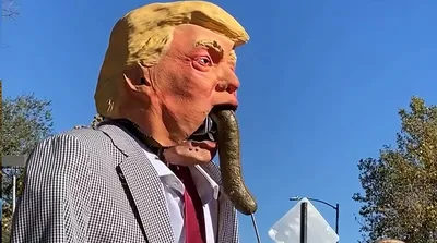 مجسمه مکانیکی ترامپ در حین خوردن مدفوع!