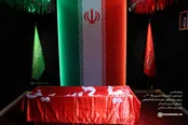 عکس: پرچم مقدس حرم حضرت اباعبدالله الحسین علیه‌السلام بر روی پیکر مطهر رهبر شهید انقلاب