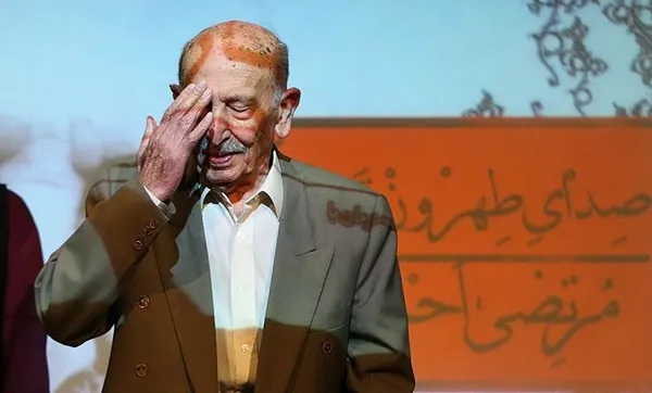  زنده&zwnj;یاد مرتضی احمدی در سال ۱۳۰۳ در جنوب تهران به دنیا آمد. او سابقه&zwnj;ای طولانی در ثبت تاریخچه شهر تهران داشت. این هنرمند پیشکسوت سینما، تئا&zwnj;تر، تلویزیون و رادیو، یکشنبه ۳۰ آذر ماه به دلیل مشکل ریوی در منزلش درگذشت./TASNIM
