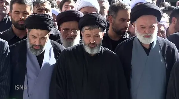  سه فرزند رهبر شهید، در صف اول نماز حضور داشتند. 