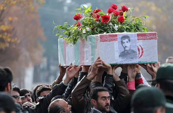 پیکر پاک شهید علی احمد قیطاسی پس از ۲۷ سال جاویدالاثر بودن روز پنجشنبه با بدرقه پرشور مردم وفادار نهاوند تشییع شد و در گلزار شهدای این شهر آرام گرفت.شهید احمدعلی قیطاسی متولد سال ۱۳۴۴ از نیروی رسمی ژاندارمری سابق بود که در سال ۱۳۶۶ به همراه یکی از همرزمانش برای شناسایی در منطقه زبیدات عراق وارد خاک این کشور می&zwnj;شوند که توسط نیروهای بعثی اسیر شده و به پادگان العماره منتقل می&zwnj;شود. وی تا سال ۶۹ در این پادگان اسیر بوده و هنگام آزادی اسرا مقدمات بازگشت وی به وطن فراهم می&zwnj;شود اما به علت اعتراض او به مسوولان پادگان درگیری بین او و سربازان بوجود می&zwnj;آید که در &zwnj;&zwnj;نهایت وی به شهادت می&zwnj;رسد و در&zwnj;&zwnj; همان منطقه دفن می&zwnj;شود. پیکر مطهر این شهید والامقام به تازگی از سوی گروه تفحص شهدا شناسایی شده است. شهرستان نهاوند در دوران دفاع مقدس ۸۵۰ شهید سرافراز را تقدیم اسلام و انقلاب اسلامی کرد. شهرستان نهاوند با جمعیت حدود ۱۹۰ هزار نفر در جنوب استان همدان واقع شده است./ISNA
