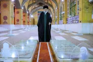 عکس: قاب ماندگار از حضور رهبر شهید بر مزار شهید رجایی