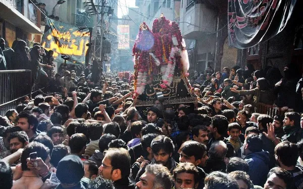 درعزاداری اربعین شیعیان پاکستان در شهر لاهور بر اثر انفجار بمب نزدیک به ۳۰ نفر کشته و مجروح شدند
Xinhua/Sajjad
