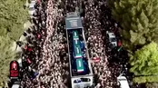 لحظه ورود خودروی حامل پیکر رهبر شهید انقلاب اسلامی به مسیر تشییع قم