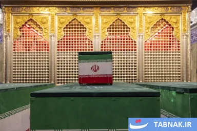 عکس: طواف پیکر شهدای خانواده رهبر شهید در جوار ضریح امام علی (ع)، سیدالشهدا (ع) و حضرت عباس (ع)