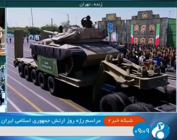 عبور تانک&zwnj;های تیام و ذوالفقار ارتش از مقابل جایگاه
