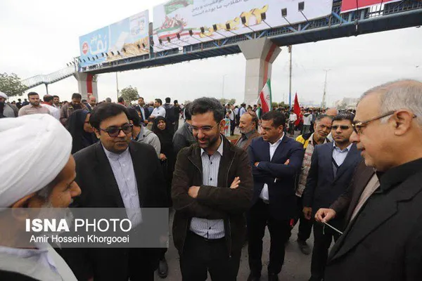 آذری جهرمی، وزیر ارتباطات در راهپیمایی ٢٢ بهمن 