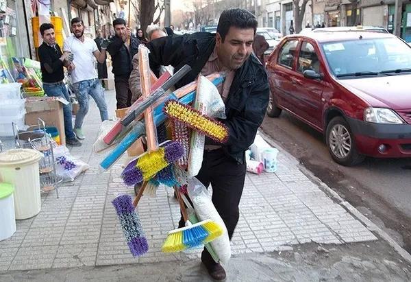 طرح برخورد با دست فروشی و سد معبر در کرمانشاه./TASNIM
