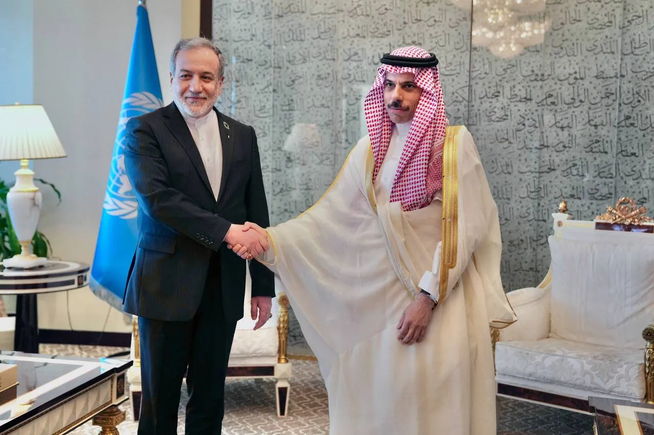 عکس: دیدار و گفتگوی عراقچی با وزیر خارجه عربستان