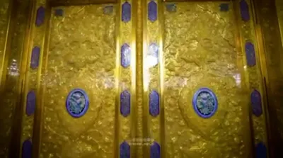 تصاویر غزل رهبر شهید انقلاب بر روی در طلای حرم امام رضا