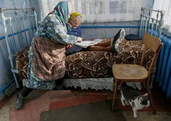 انتخابات پارلمانی در اوکراین و رای گیری از افراد کهنسال./Reuters
