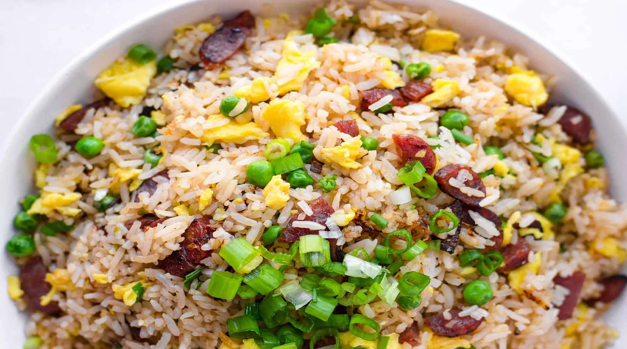 طرز تهیه برنج سرخ‌شده با سیر و سوسیس