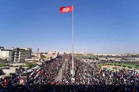 پرچم «قوموالله» برفراز تشییع رهبرشهید درنجف