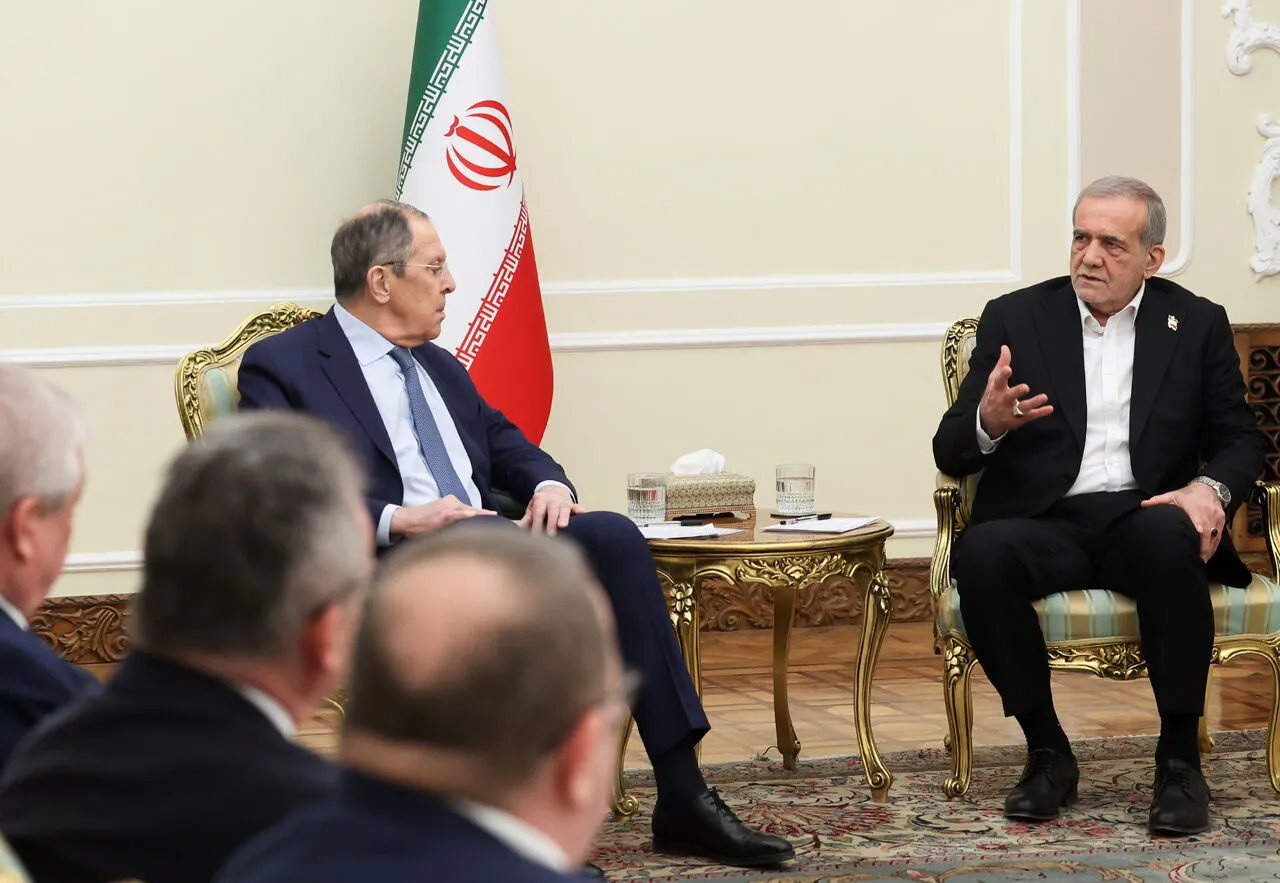 دیدار وزیر خارجه روسیه با پزشکیان