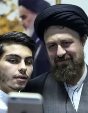 عکس | سلفی‌های جالب بازیگران با سید حسن خمینی