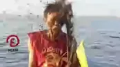 لحظه حمله ماهی مرکب با جوهر به مرد شکارچی!