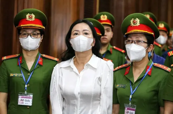 شهر هوشی مین، ویتنام ـ ترونگ مای لن، سرمایه دار دارایی، به همراه ده ها تن دیگر به دادگاهی می رسد که متهم به اختلاس 12.5 میلیارد دلاری در بزرگترین پرونده کلاهبرداری تاریخ کشور است.