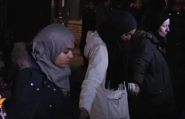 بیش از هزار مسلمان ساکن اسلو، پایتخت نروژ، با تشکیل &laquo;حلقه صلح&raquo; در اطراف کنیسه یهودیان این شهر، همبستگی خود را با پیروان این دین نشان دادند. این اقدام به دنبال یک&zwnj;رشته از حملات علیه یهودیان در کشورهای مختلف اروپایی طی هفته&zwnj;های گذشته، برنامه&zwnj;ریزی و اجرا شد. هاجره ارشاد، یکی از برگزارکنندگان این مراسم گفت که مسلمانان اسلو می&zwnj;خواستند با تشکیل این حلقه صلح نشان دهند که &laquo;اسلام دین صلح و وحدت است&raquo;.

