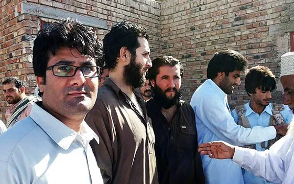 با تلاش و پیگیری سربازان گمنام امام زمان(عج) و مشارکت معتمدان محلی "حامد صداقتی" شمشیر باز ایرانی و همراهانش در شهرستان مرزی خاش آزاد و به کشور بازگشتند./MNA
