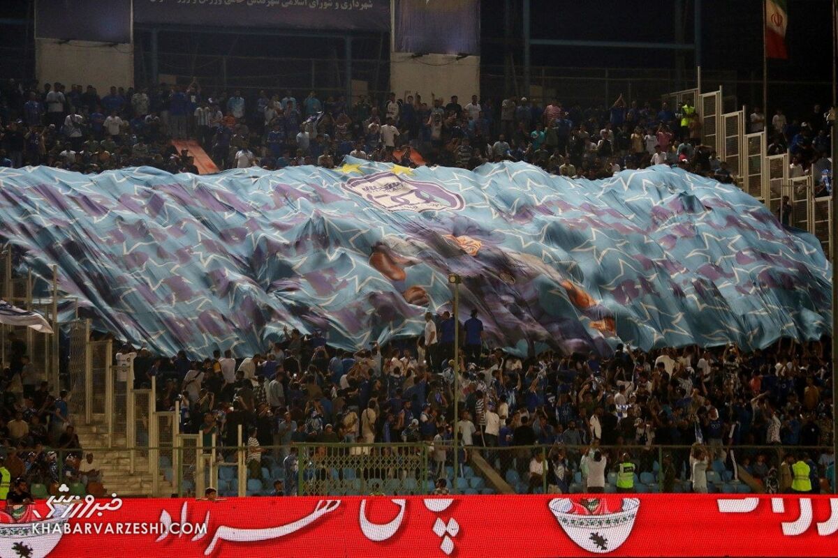 جدال لفظی هواداران استقلال به خاطر یک بازیکن