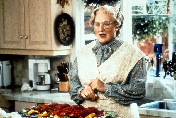 رابین ویلیامز در نقش یک زن خدمتکار در فیلم سینمایی "Mrs. Doubtfire" - وی در این فیلم گریم بسیار دشواری را تحمّل کرد و البته نقش آفرینی بسیار جالبی ایفا نمود./20th Century-Fox via Getty Images